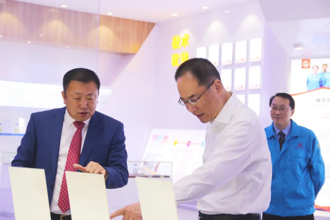 張家港市委副書記、代市長(zhǎng)韓衛(wèi)來長(zhǎng)順集團(tuán)調(diào)研參觀